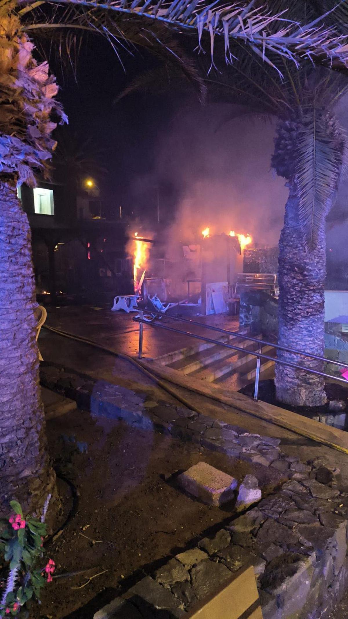 Incendio en varias terrazas de locales de restauración en Puerto Santiago