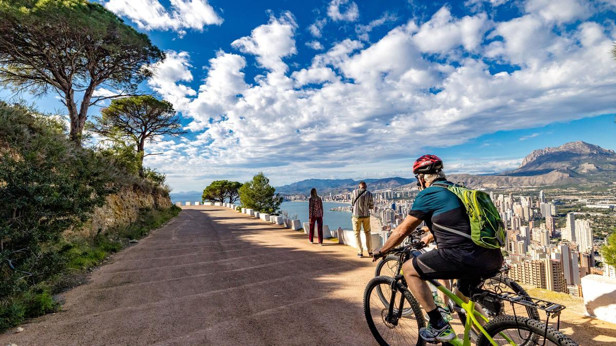 Turistas en bicicleta en Benidorm en una imagen de archivo.