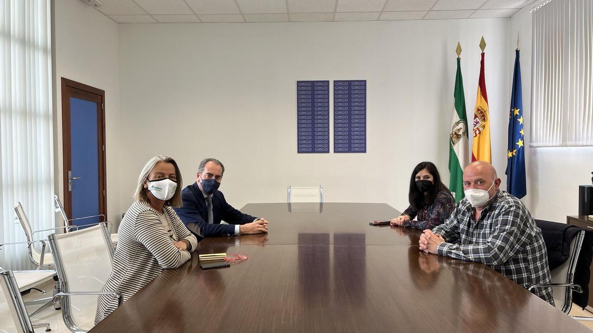 Isabel Albás y Antonio Álvarez, en la reunión con representantes de la patronal del pan.