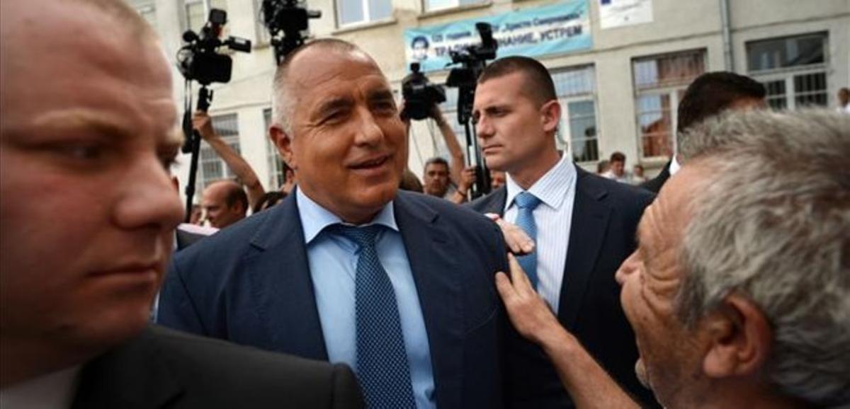 Un home gran felicita Borissov, aquest diumenge a Sofia.