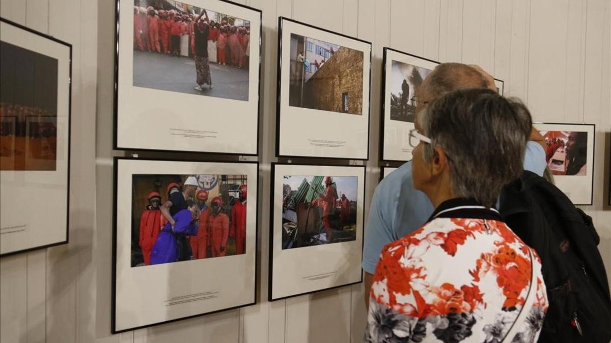 zentauroepp44865515 pla general de visitants mirant fotografies al visa de perpi180903132715