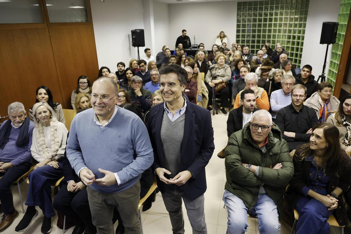 (No centro) Miguel Tellado e Borja Verea na sede do PP de Santiago