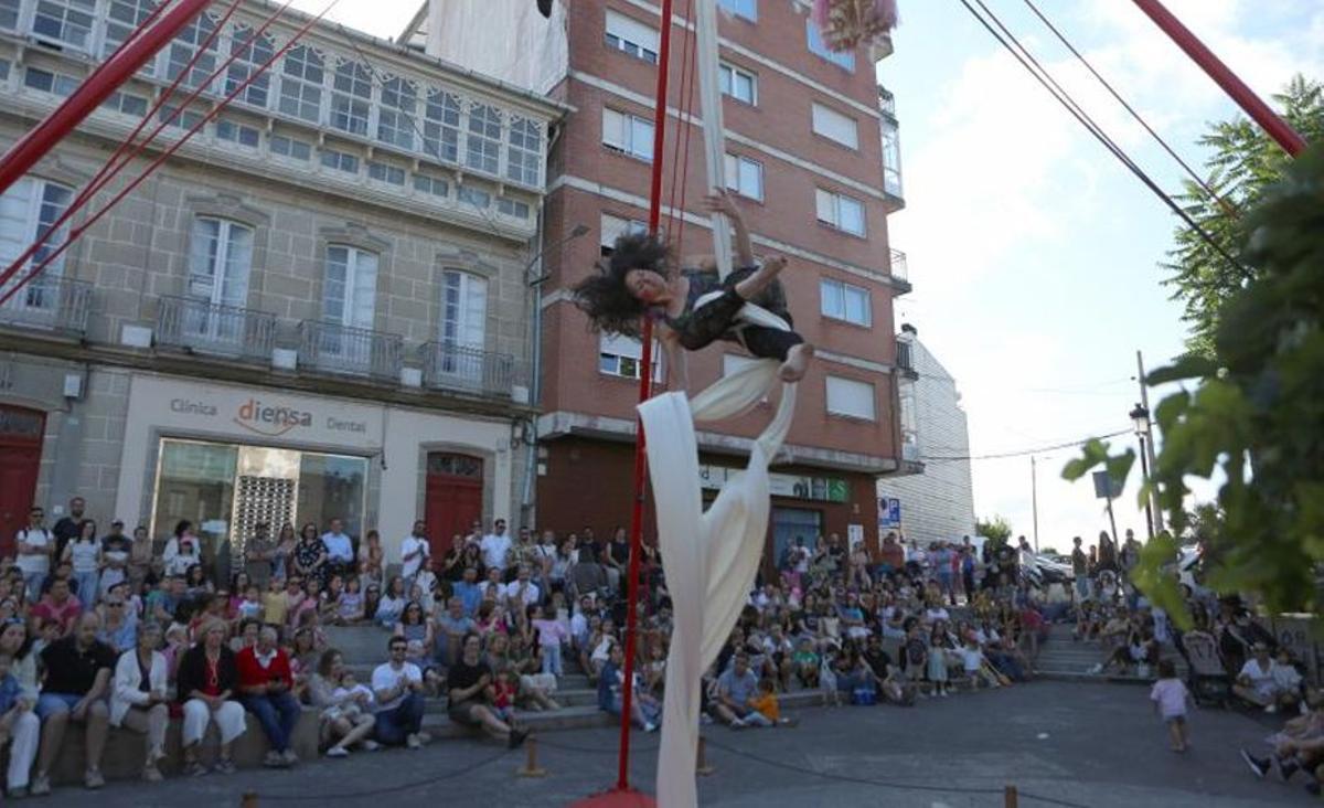 Actuación  en la Praza  do Mercado. | BERNABÉ/ AMANDA CASTRO