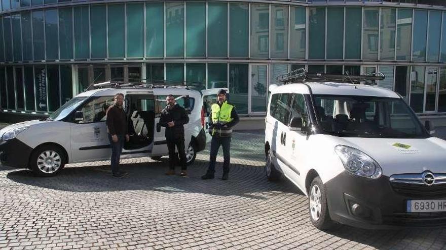 Medela y Vilariño posan con los dos vehículos municipales.