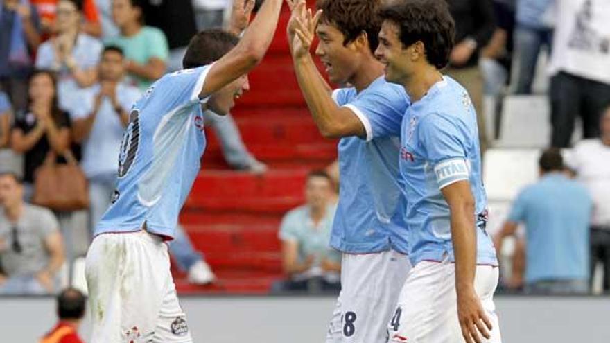 Iago Aspas y Park celebran el tanto de éste, con Borja Oubiña disfrutando del momento en el que el Celta volvía a dominar en el marcador. // José Lores