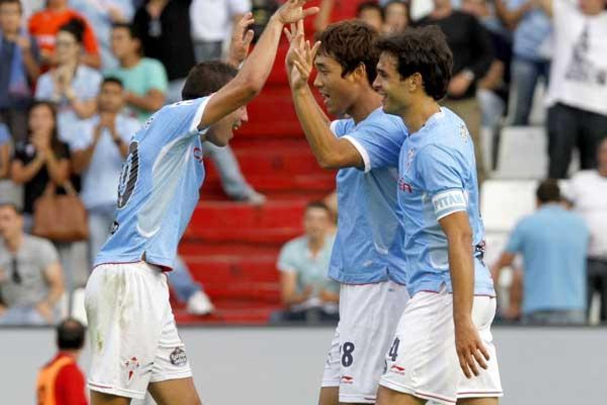 Iago Aspas y Park celebran el tanto de éste, con Borja Oubiña disfrutando del momento en el que el Celta volvía a dominar en el marcador. // José Lores
