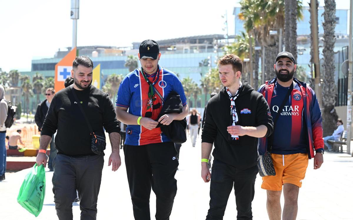 Previa del Barcelona contra el PSG: los aficionados recorren la Barceloneta