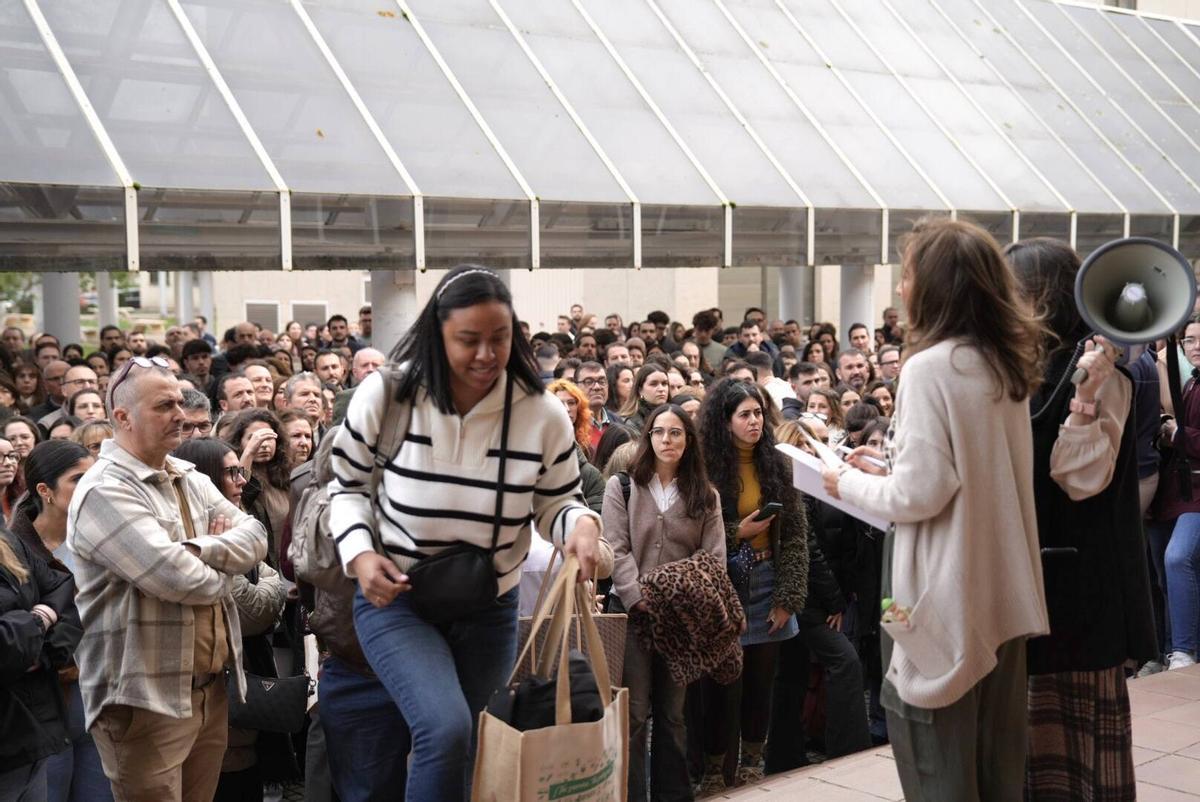Llamamiento de aspirantes en Badajoz antes de comenzar los exámenes de la convocatoria anterior, el pasado enero.