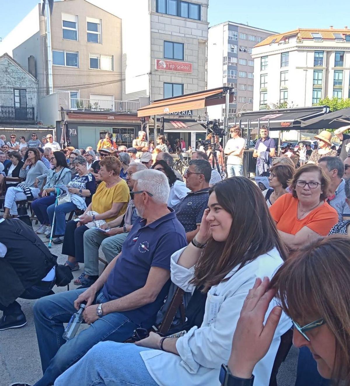 Asistentes al mitin de Cangas en la Praza das Pontes. |   // GONZALO NÚÑEZ