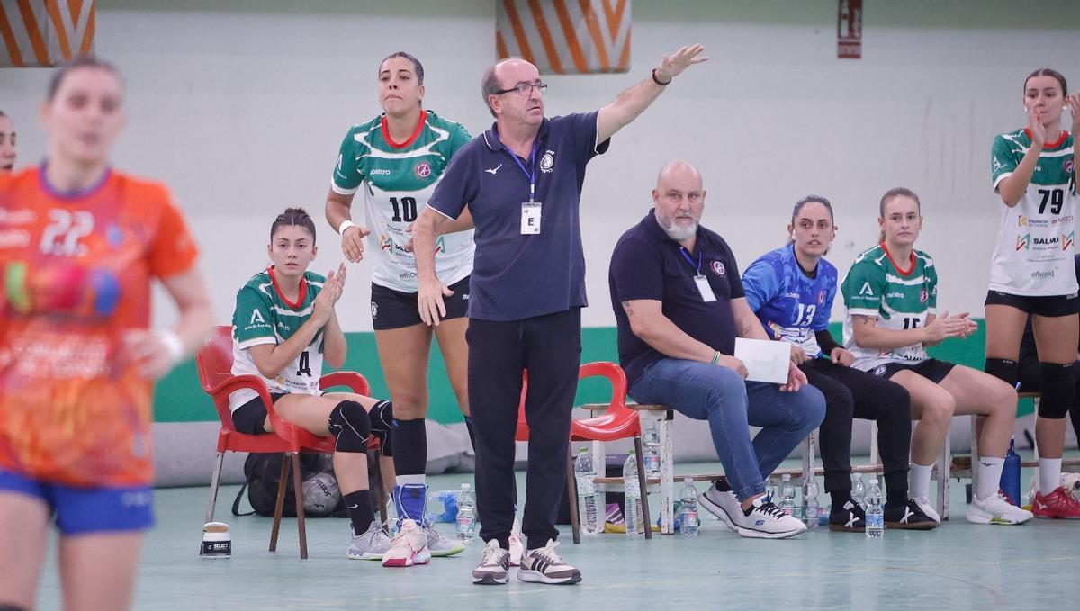 Rafa Moreno da instrucciones durante un encuentro.