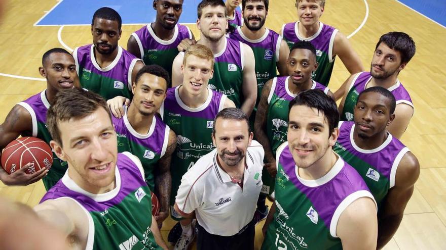 El &#039;selfie&#039; del Unicaja para los play off, con un Joan Plaza sonriente.