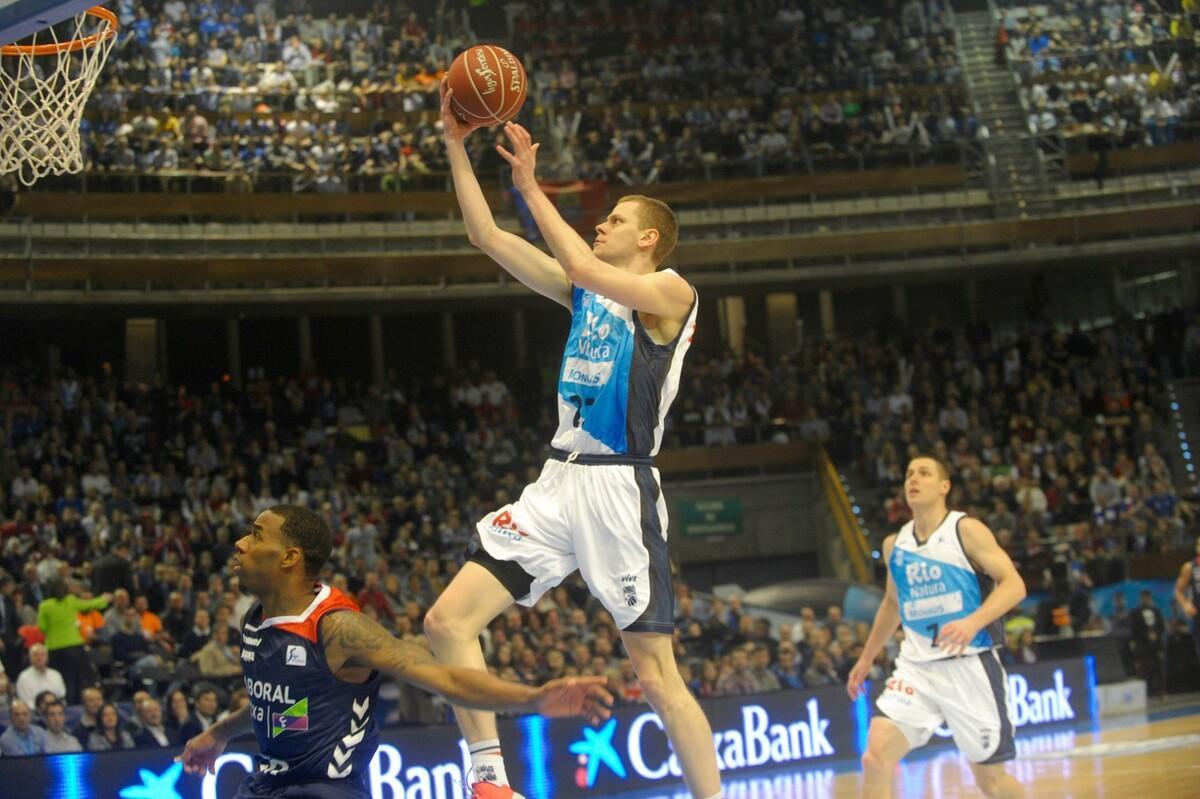 El lituano Eimantas Bendzius en una acción del partido