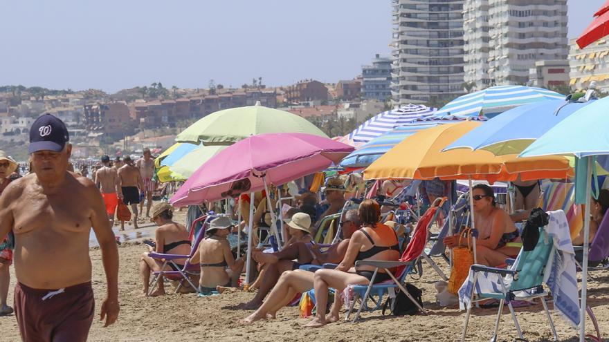 Playa de San Juan llena en agosto