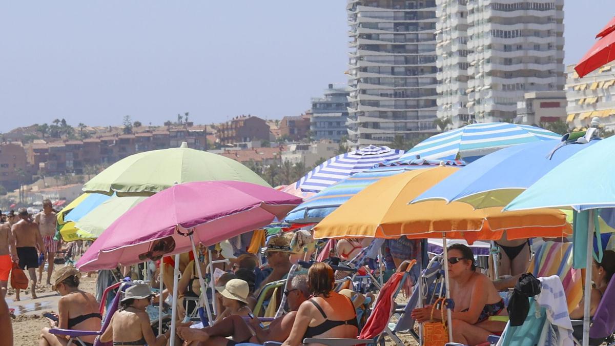 Playa de San Juan llena en agosto