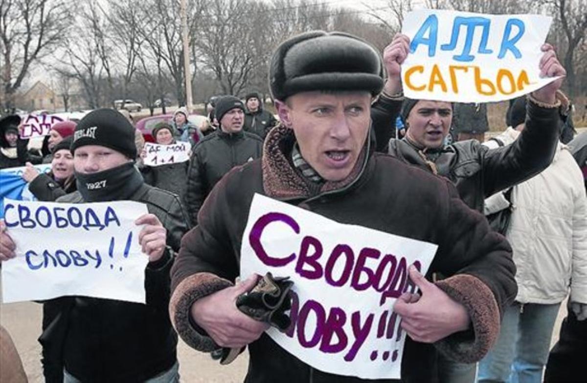 Tàrtars de Crimea protesten amb cartells on es llegeix ’Llibertat d’expressió’, a Simferopol, ahir. Tàrtars de Crimea protesten amb cartells on es llegeix ’Llibertat d’expressió’, a Simferopol, ahir.
