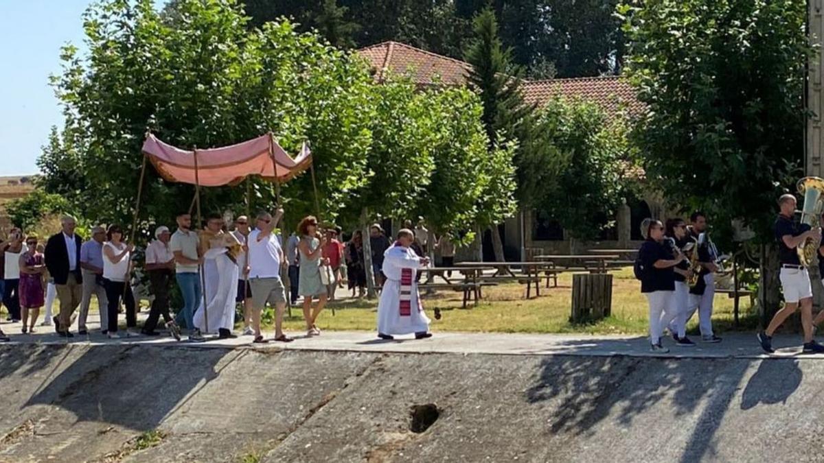 Los vecinos de Friera de Valverde disfrutan de sus festejos mayores