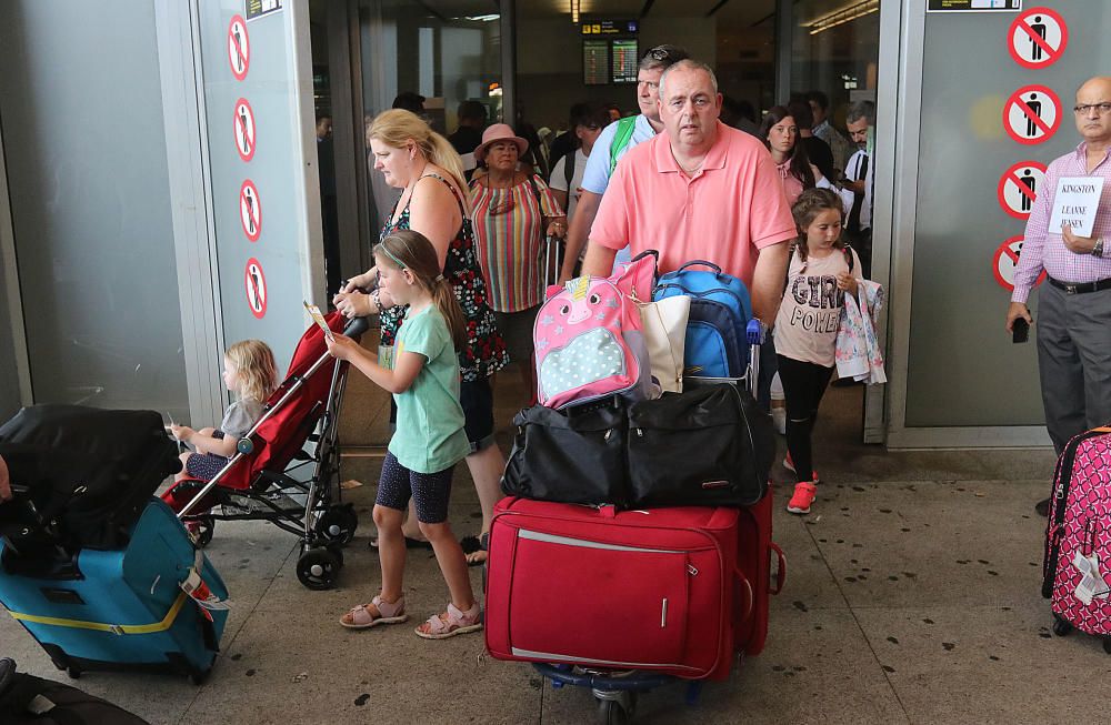 El aeropuerto de la Costa del Sol opera este fin de semana más de 2.000 vuelos que transportan a miles de turistas en el inicio o el fin de sus vacaciones de verano