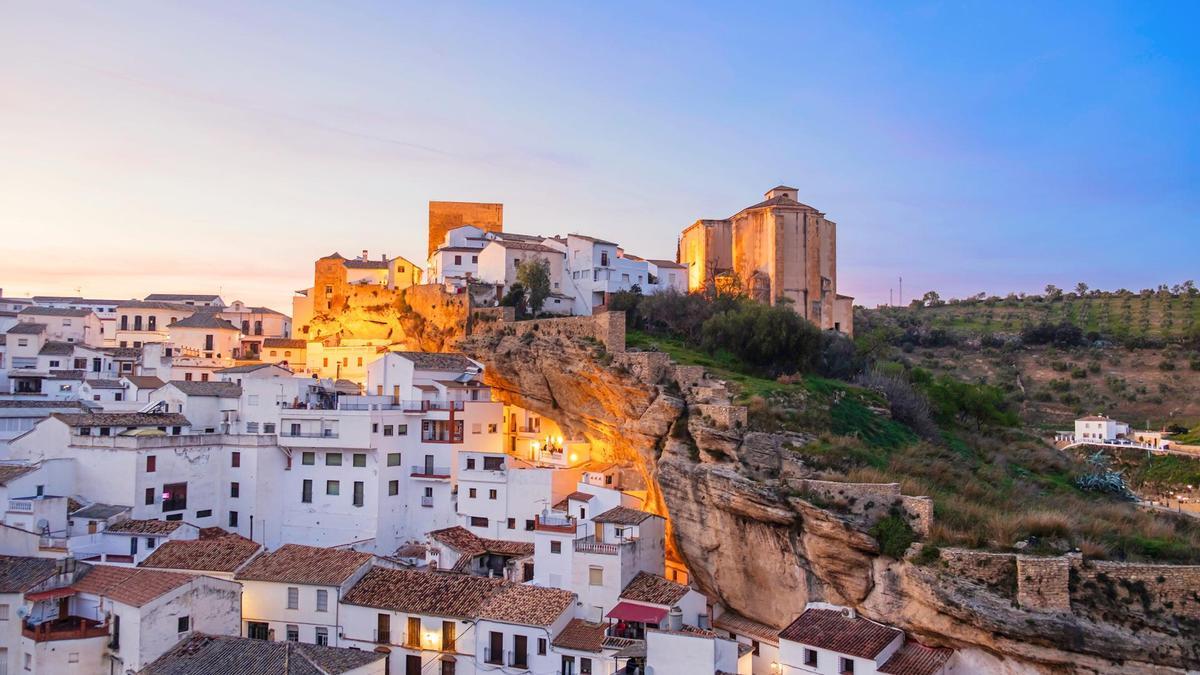 Este pueblo blanco de Cádiz tiene casas incrustadas en la roca y es el destino más preciado de las parejas que se declaran amor verdadero