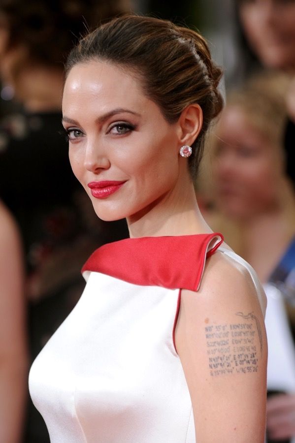 El significado de los 8 tatuajes de Angelina Jolie - Woman