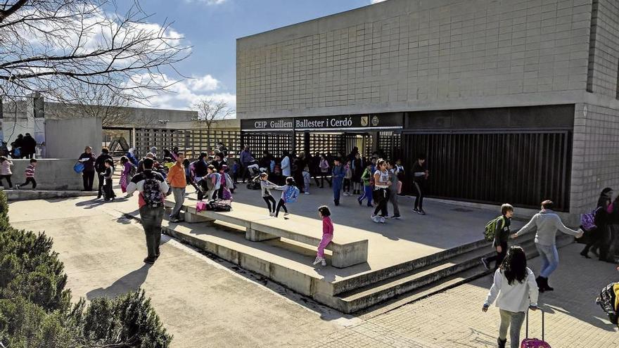 Salida del colegio ayer a mediodía