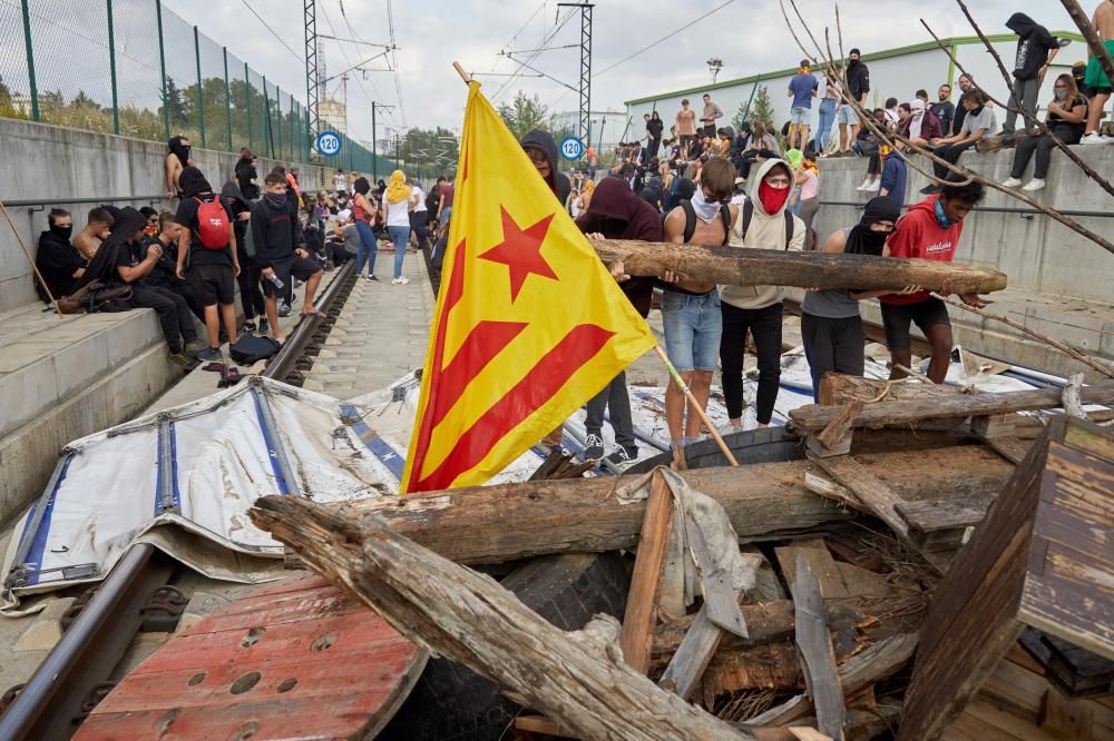 Tallen les vies del tren i el TAV a l'Avellaneda i fan barricades