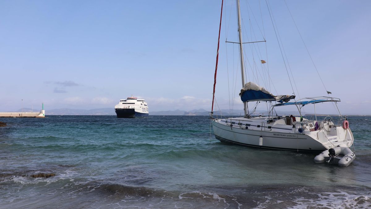 Un velero queda embarrancado en el puerto de la Savina en Formentera