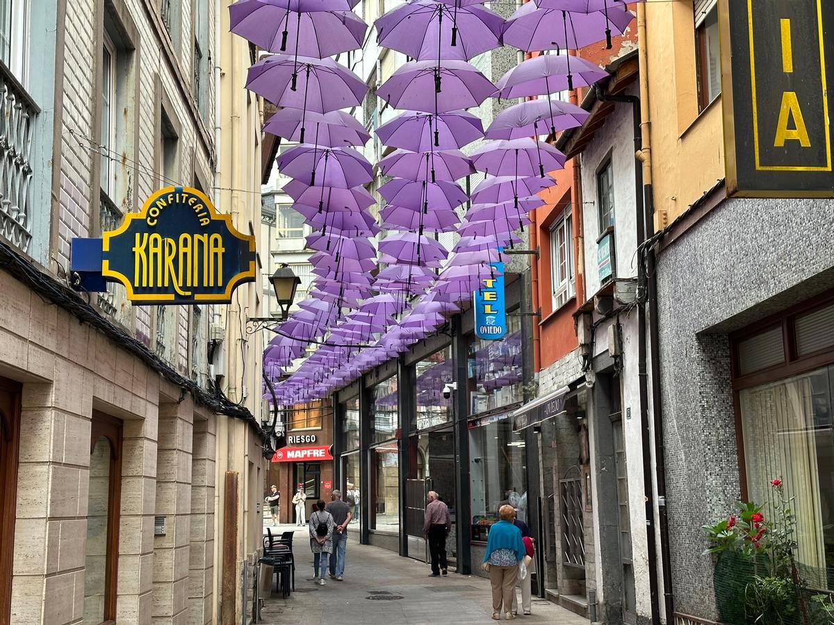 La travesía que está decorada con paraguas, en Luarca.