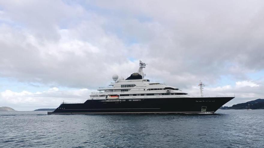 El superyate &#039;Octopus&#039; surca la ría de Vigo