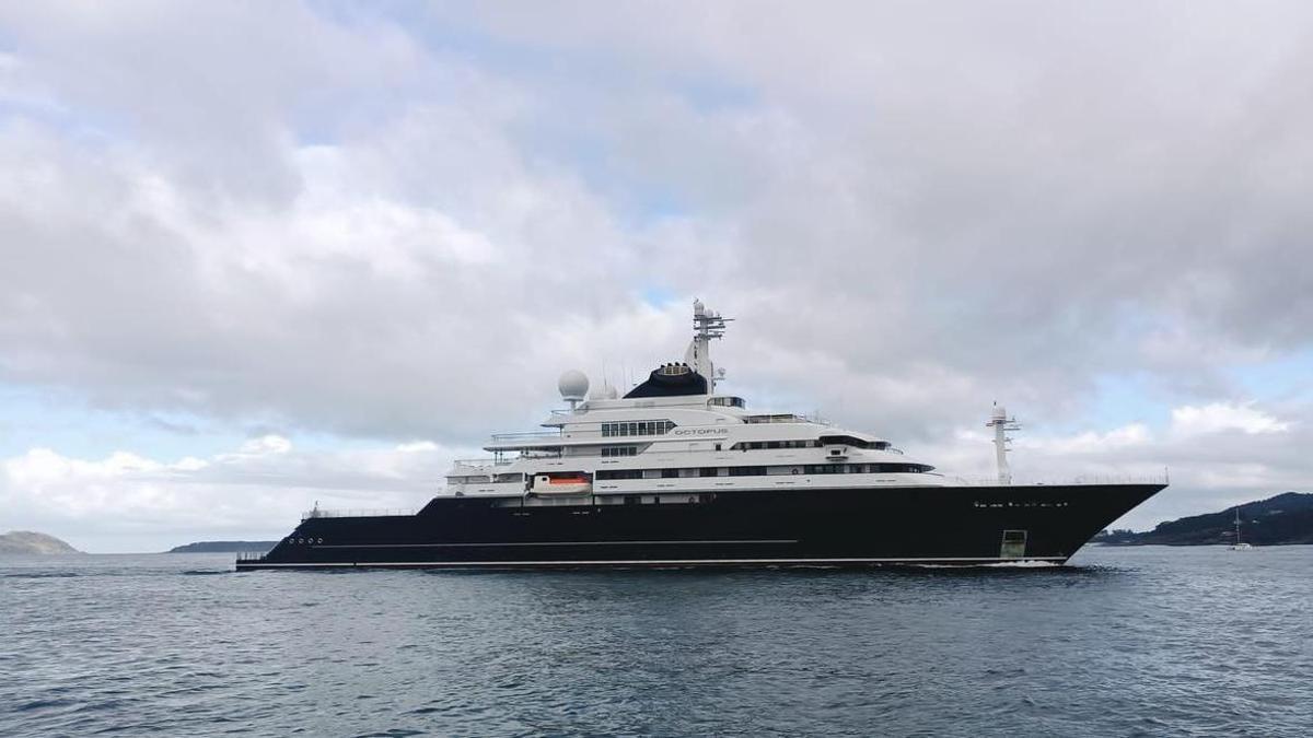 El superyate 'Octopus' en la ría de Vigo. 18 septiembre 2023. Rodrigo Solo