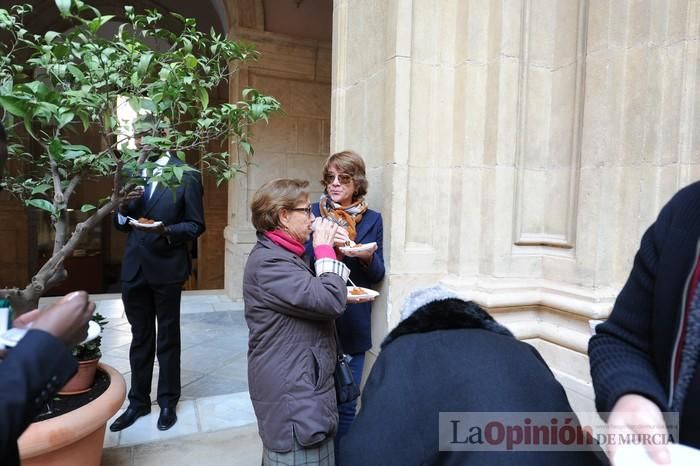 Reparto de boniatos en el Palacio Episcopal por San Fulgencio