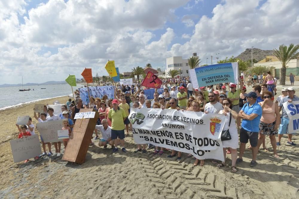 Protesta ante un Mar Menor que amanece cubierto de espuma