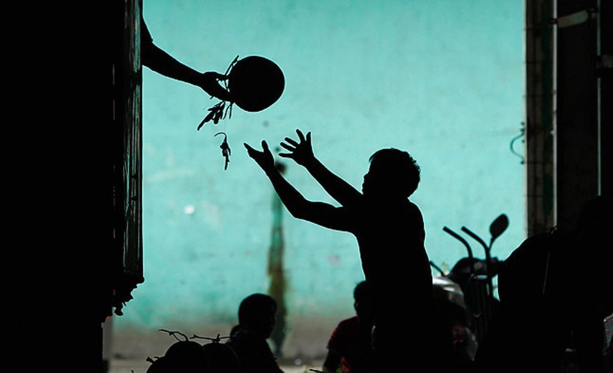 Venedor de síndries en una parada del mercat de Xangai.