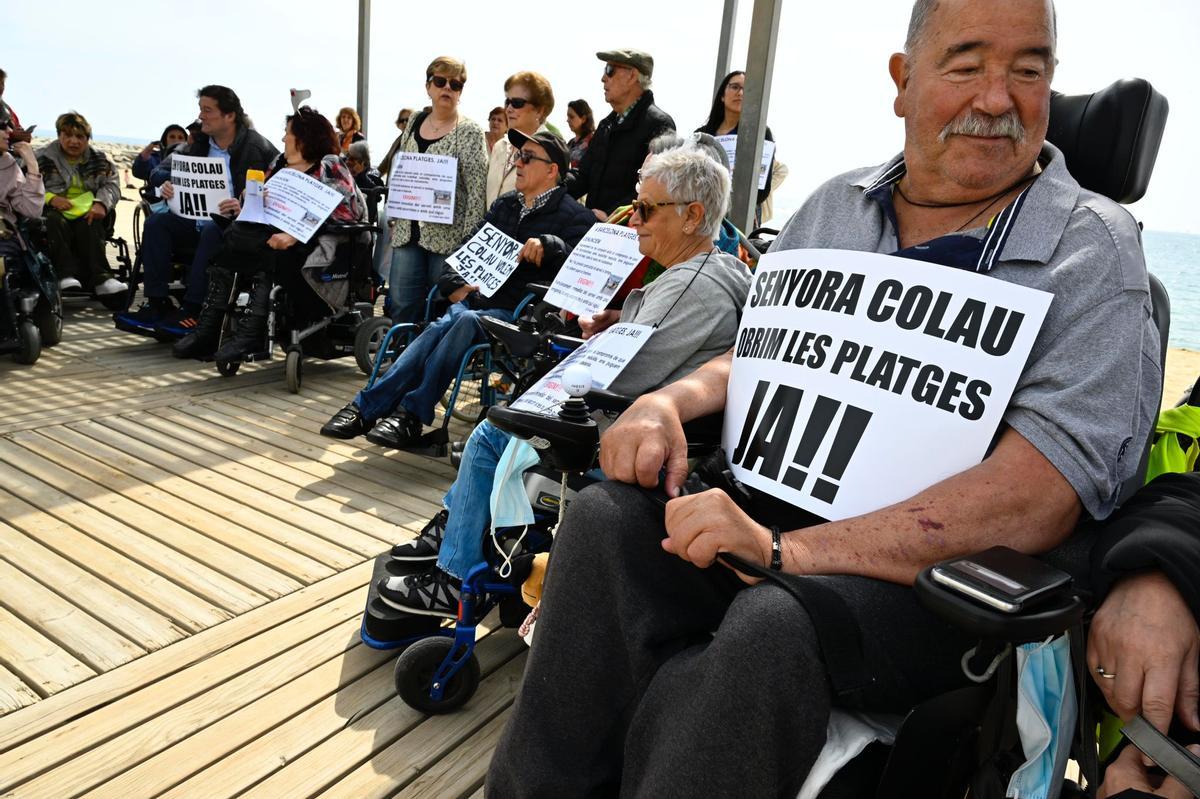 Protesta por el retraso en el baño asistido en las playas de Barcelona