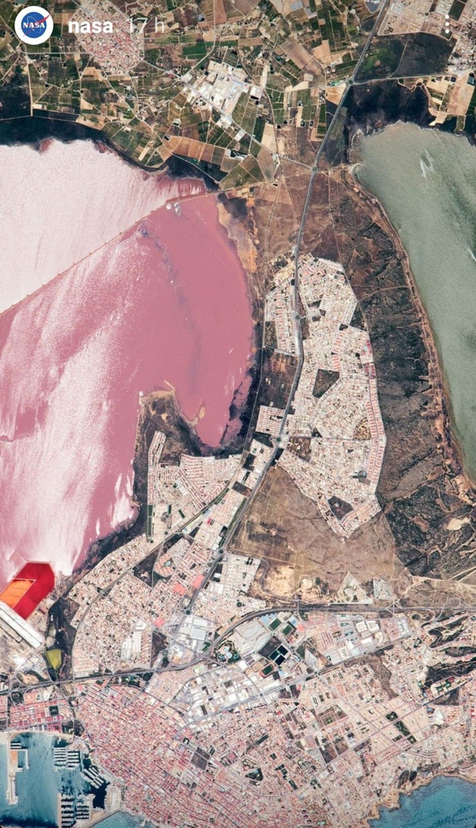 Imagen captada de las lagunas rosa y verde de Torrevieja, las urbanizaciones y el casco urbano de Torrevieja. Arriba a la derecha, Los Montesinos.