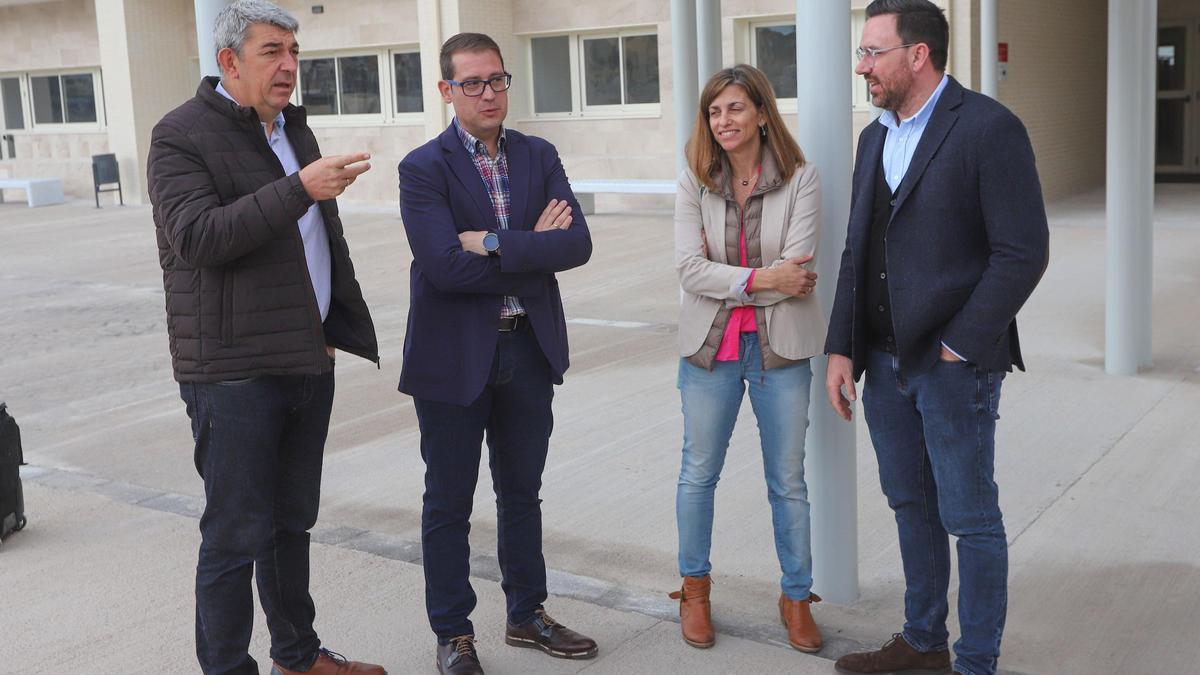 José Luis Sáez (PSOE), alcalde de Guardamar, a la izquierda, en una visita el Colegio Dama de Guardamar, en una imagen principios de 2023
