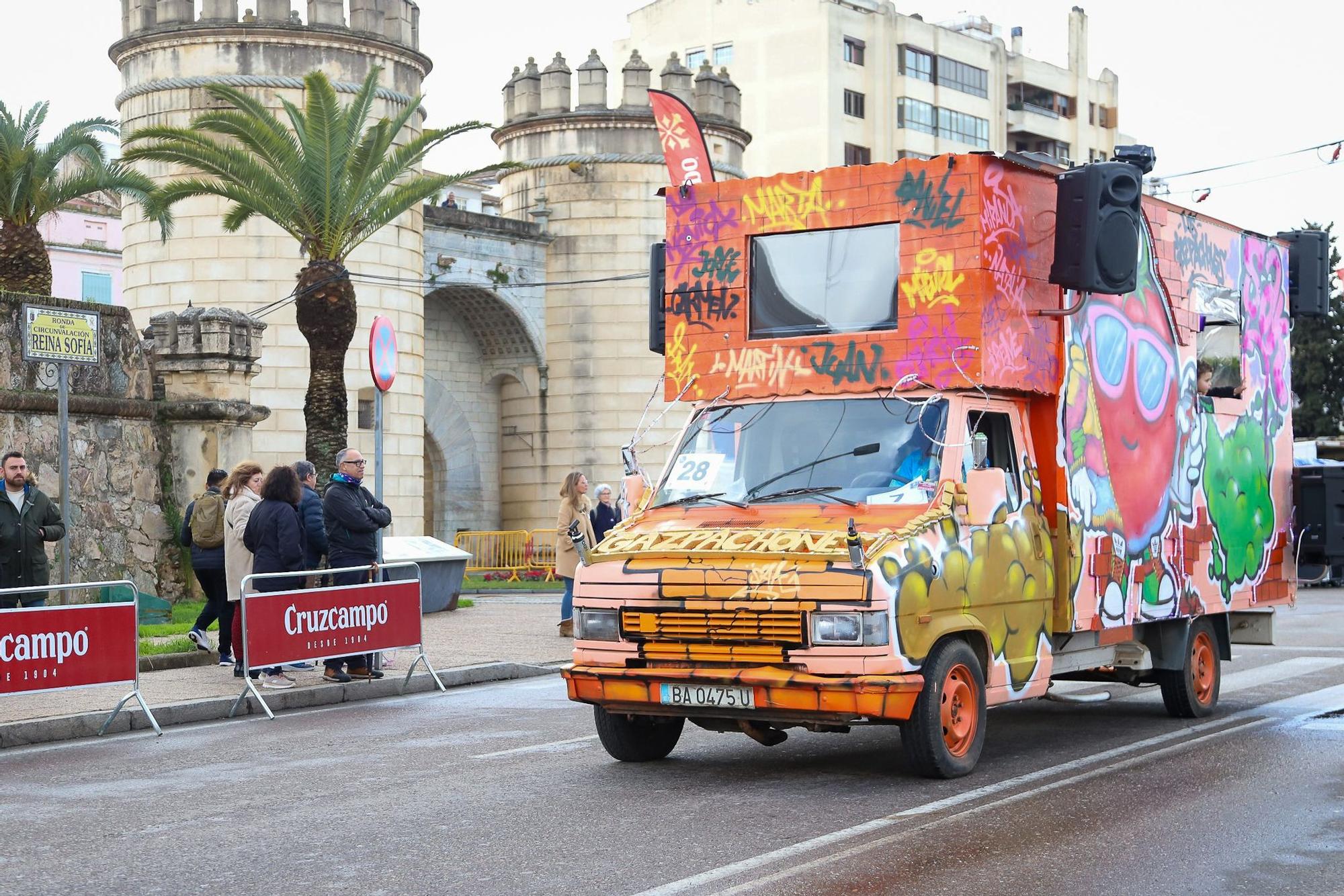 GALERÍA | Los pacenses arropan a los artefactos en su desfile del sábado en Badajoz