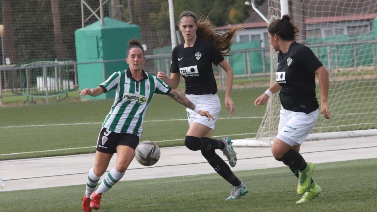 Una jugada de un encuentro del Córdoba CF Femenino.