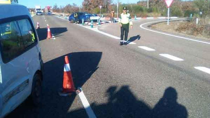 Un accidente ocurrido en el cruce del &quot;Sierro&quot;, uno de los puntos peligrosos de la N-122.