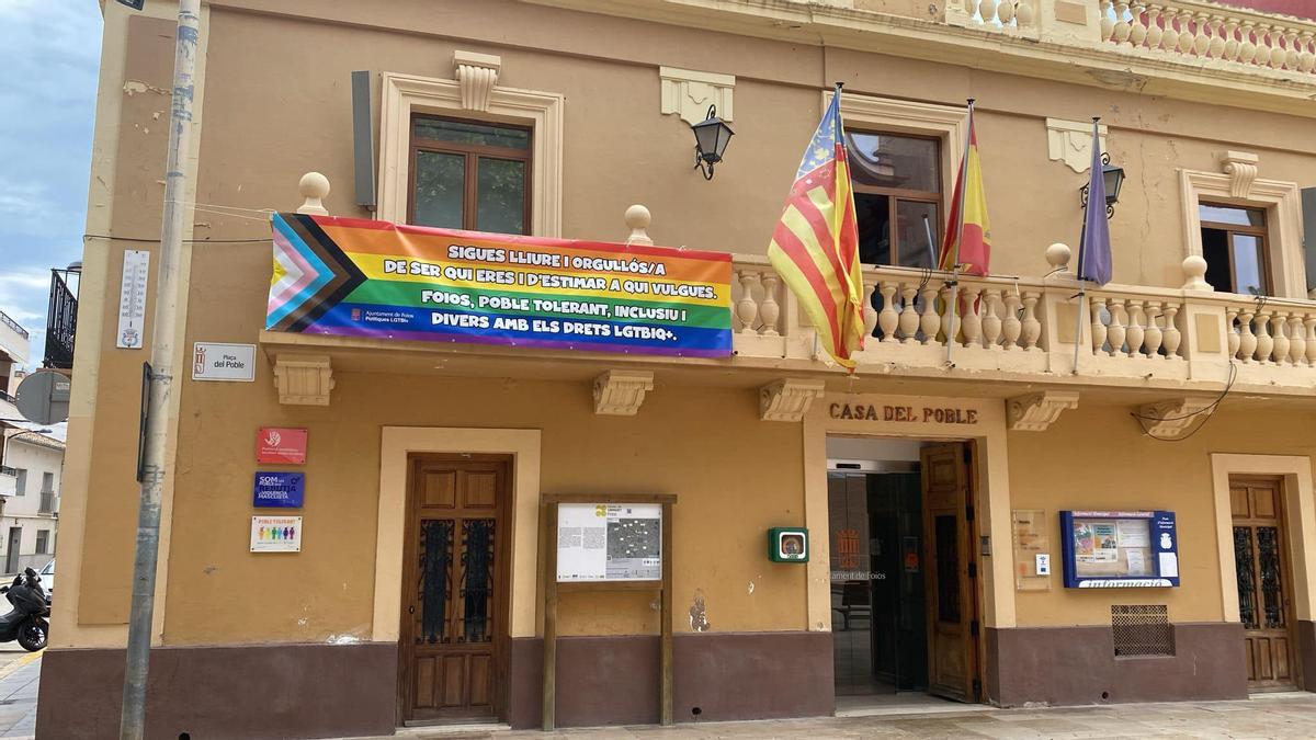 Pancarta por el Orgullo en el Ayuntamiento de Foios.