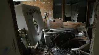 Viaje al interior del viejo (y desvalijado) HUCA: "Se llevaron todas las ventanas en veinte días y hasta las barandillas de los balcones"