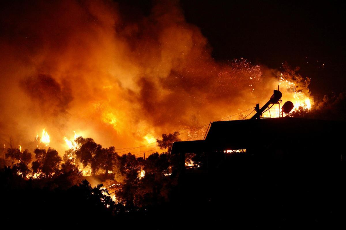 El fuego se extiende por Oren, en la región vacacional de Mugla, en Turquía.