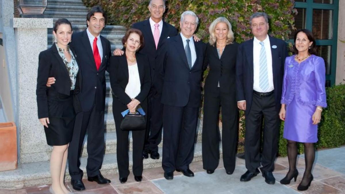 Mario Vargas Llosa y Patricia Llosa, con los responsables de la Büchinger