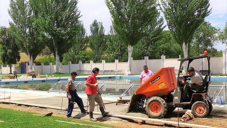 El ayuntamiento acondiciona la piscina municipal para el inicio de temporada