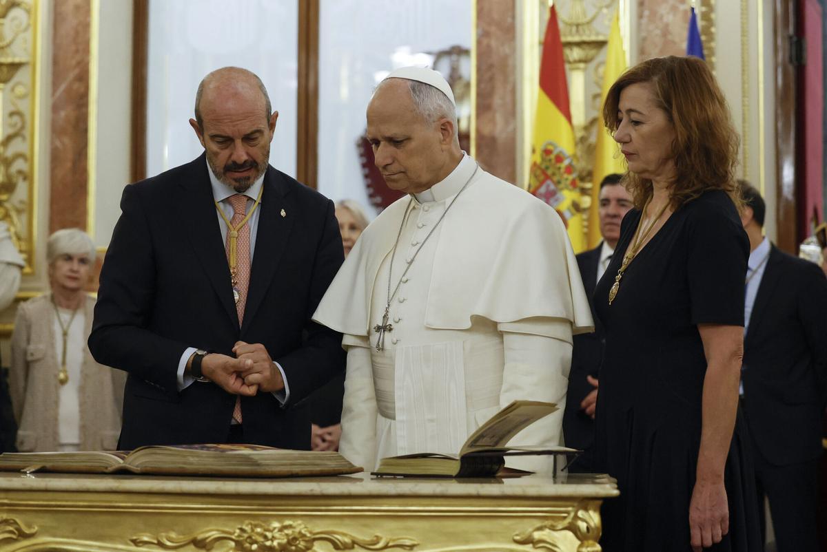 Francina Armengol recibe al papa León XIV en el Congreso de los Diputados