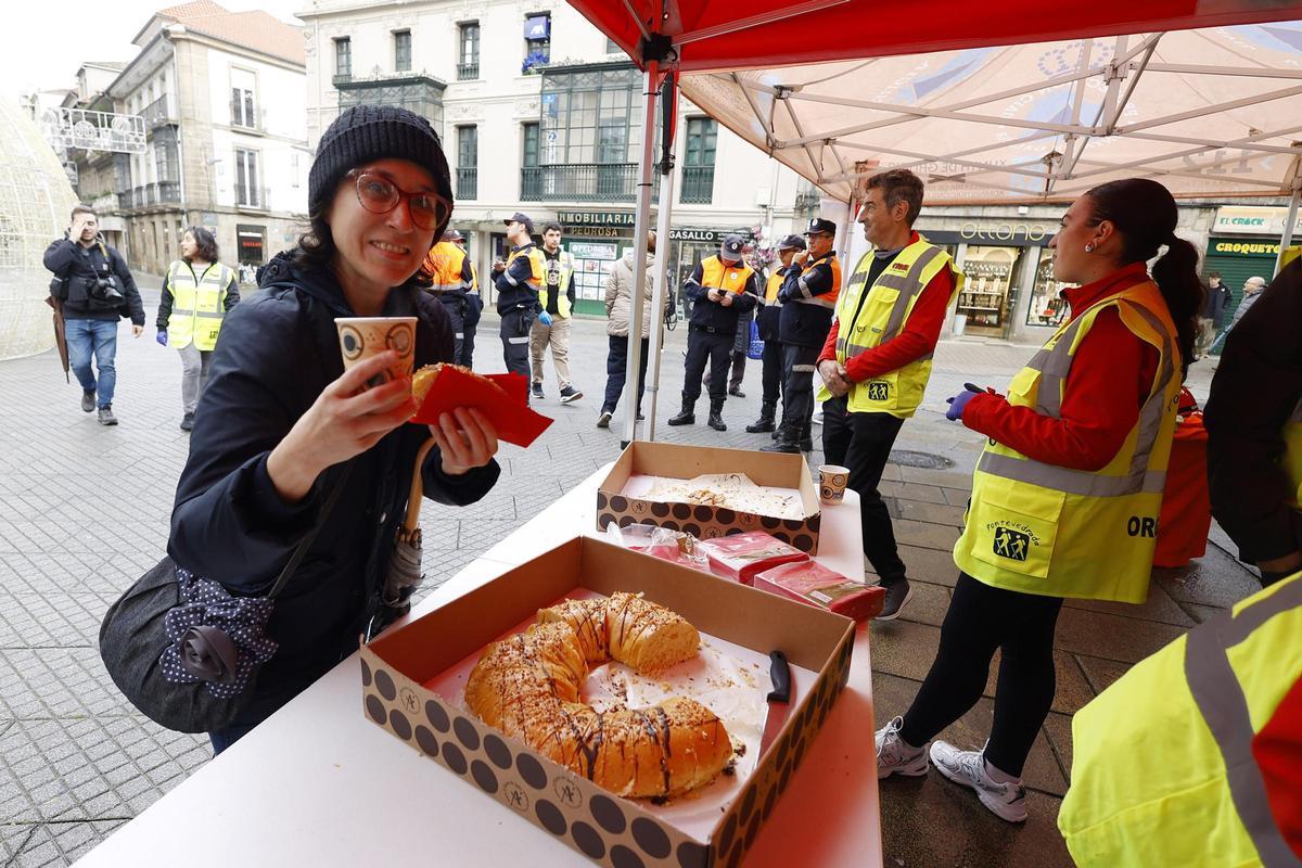 Vecinos y turistas han participado de este desayuno que festeja la solidaridad de los voluntarios con su ciudad.