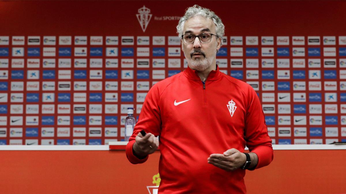 Miguel Torrecilla, en su rueda de prensa en chándal.