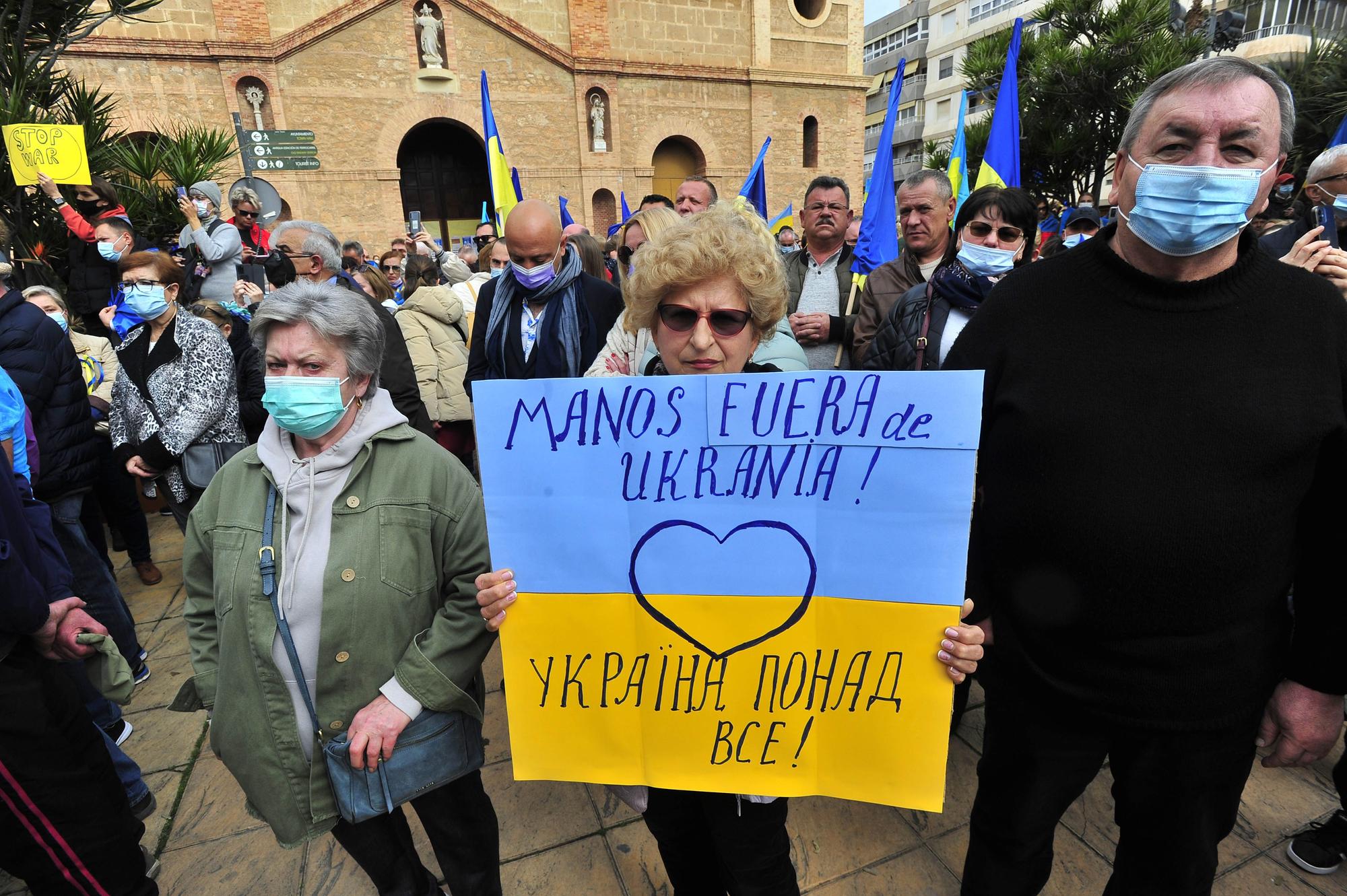 Un millar de personas se manifiesta en Torrevieja contra la invasión de Ucrania