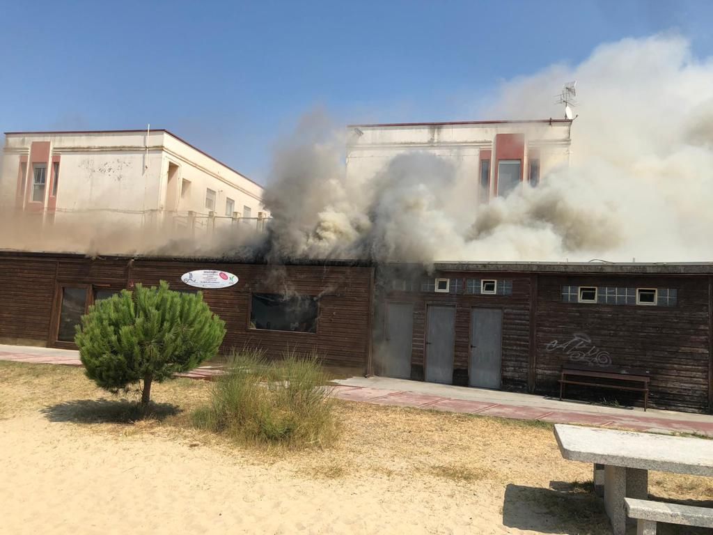 Se declara un incendio en la canguesa playa de Rodeira