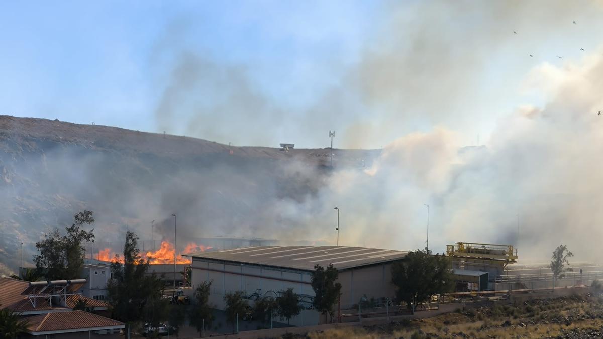 Imagen del incendio del Ecoparque de Juan Grande.