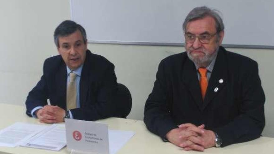 Manuel Sánchez, vicesecretario del Colegio, junto al presidente, Juan José Santamaría, durante la presentación de las novedades.